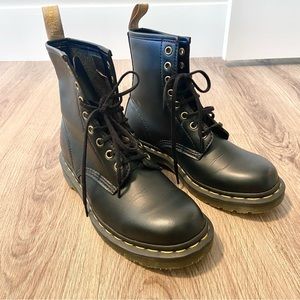 Dr. Martens 1460 smooth leather lace up boots in black women’s size 7